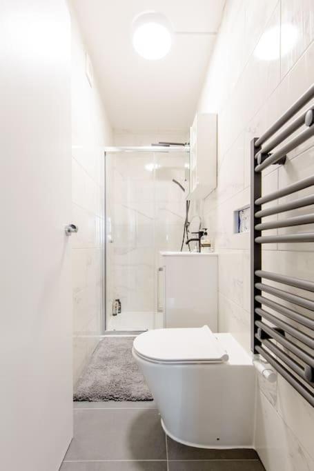 *brand New 1 Bedroom Flat In London* * Londra