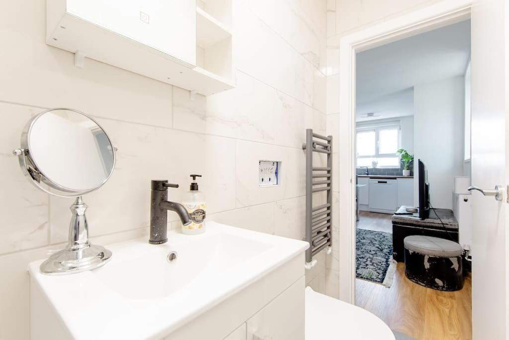*brand New 1 Bedroom Flat In London* Appartamento *
